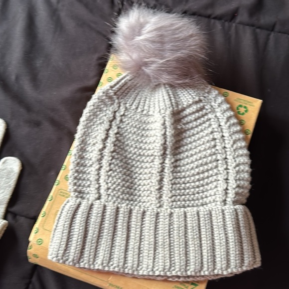 Hat and gloves gift set - Picture 3 of 4